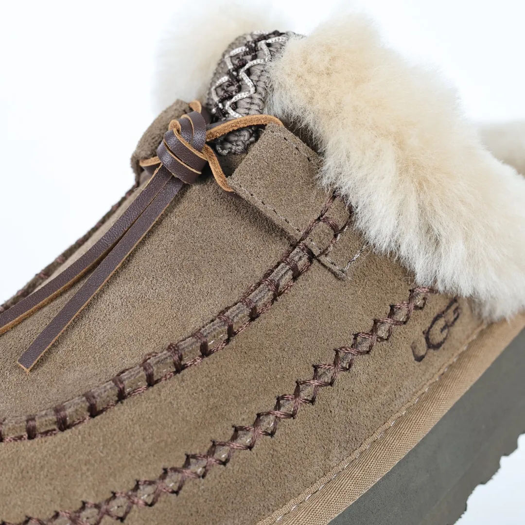 Pick up locally 💰580 Core recommendation with good price It is a very suitable choice for keeping warm in winter and at home. In the new year, uug has launched a series of styles, which are partial to the preferences of young consumers and have also moved to the forefront of fashion trends. Shoe body material Water-repellent coated suede upper 17mm UGGPURE™ implanted wool insole Lightweight non-slip comfortable rubber outsole With brand LOGO trademark Comes with a full set of packaging Size: 35 36 37 38 39 40